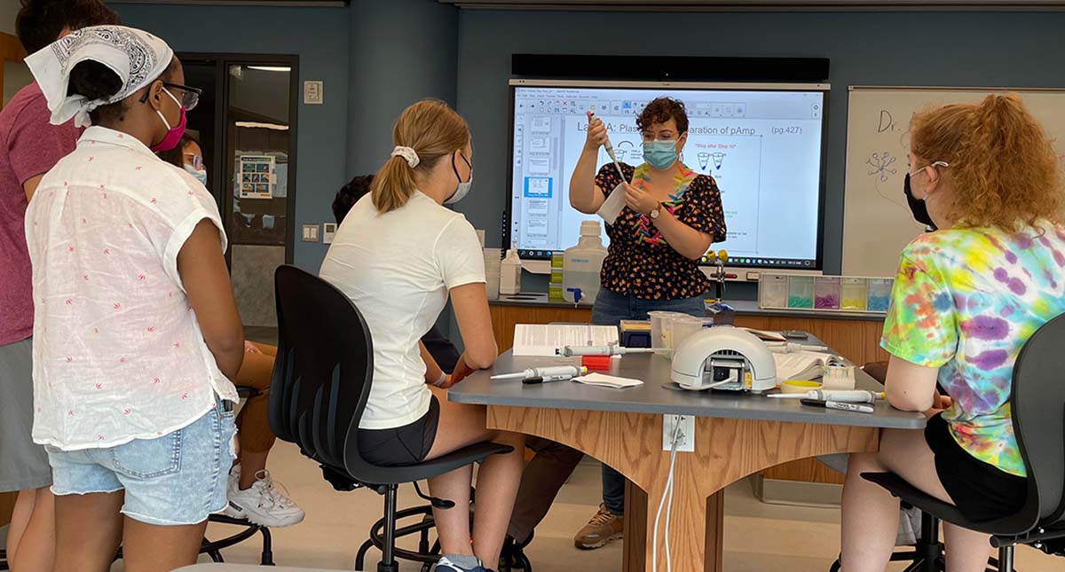 Hands-on science experiment at the DNA Learning Center NY